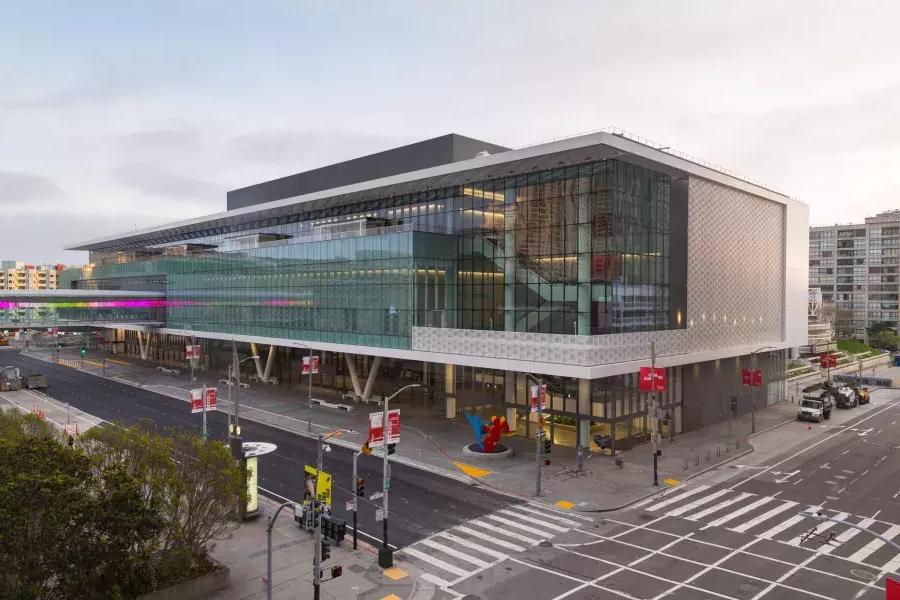 Toma exterior de la esquina noroeste del Moscone Center