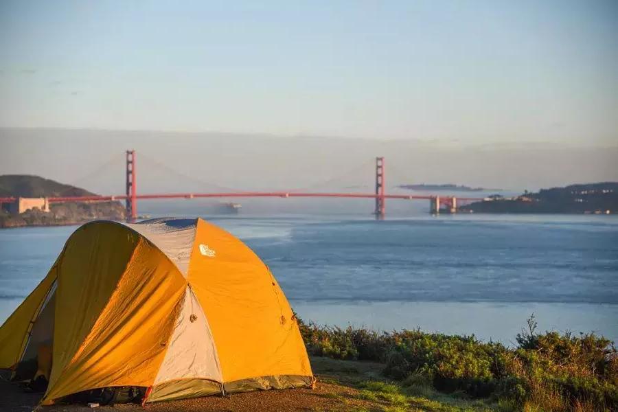 A tent in a campsite that overlooks the 金门大桥.