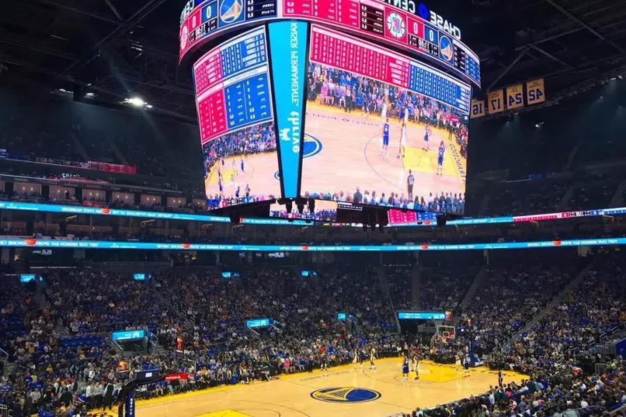 Dentro del Chase Center de San Francisco para un partido de los Golden State Warriors.