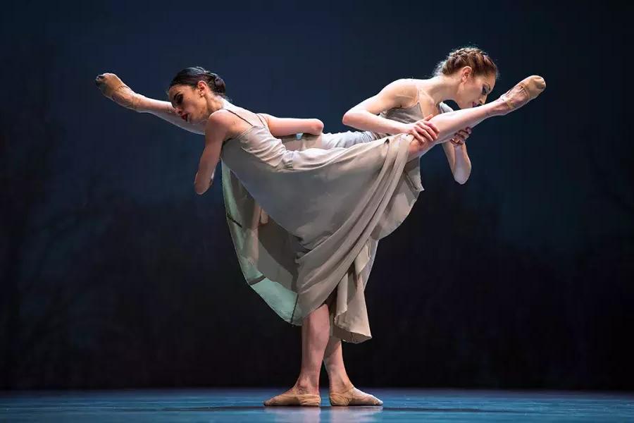 Two ballet dancers perform on stage 在贝博体彩app.