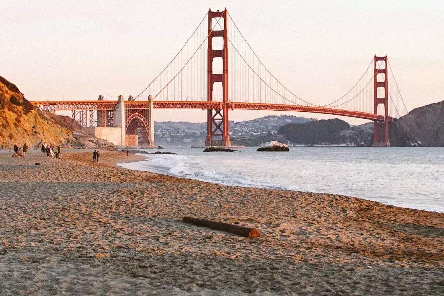 Baker Beach à 贝博体彩app est photographiée avec le 金门大桥 en arrière-plan