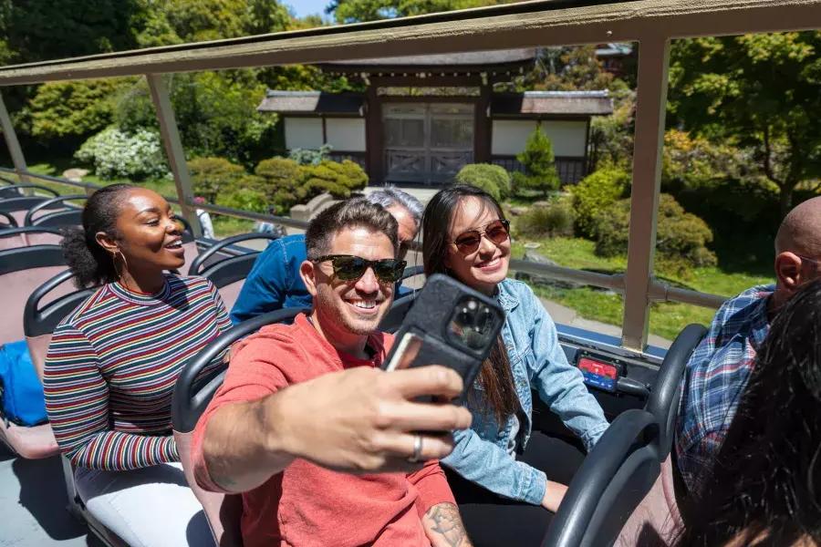 Mann macht ein Selfie auf einer Big Bus Tour