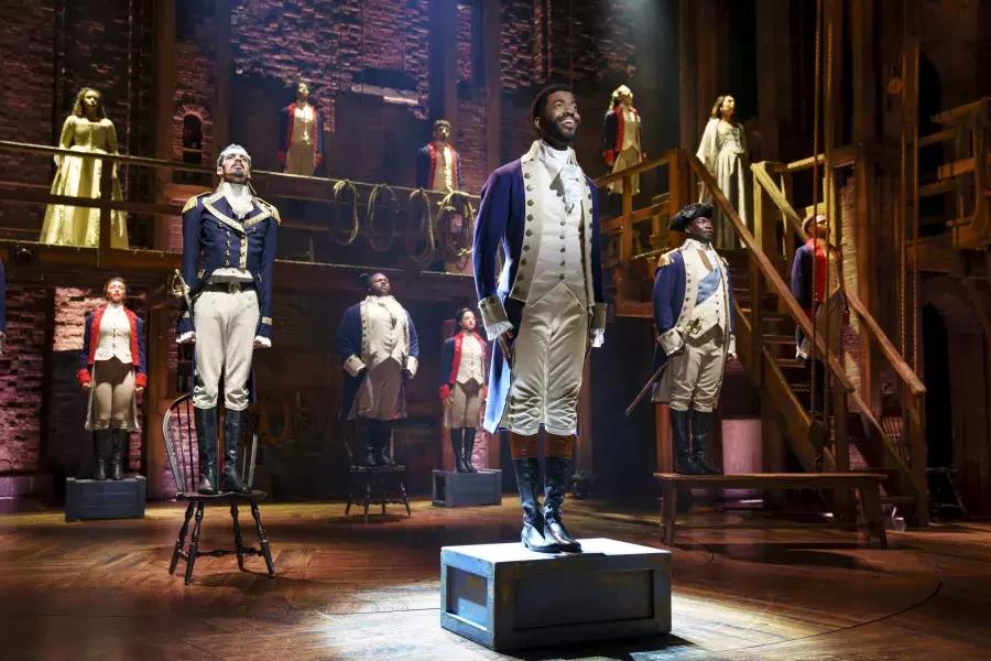 Die landesweite Tourneebesetzung von „Hamilton“ tritt auf der Bühne des Orpheum Theatre in San Francisco auf.