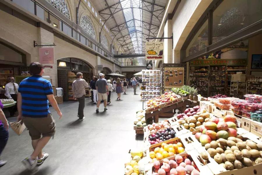 쇼핑객들은 신선한 농산물이 진열된 페리 빌딩 마켓플레이스(Ferry Building Marketplace)를 거닐고 있습니다.