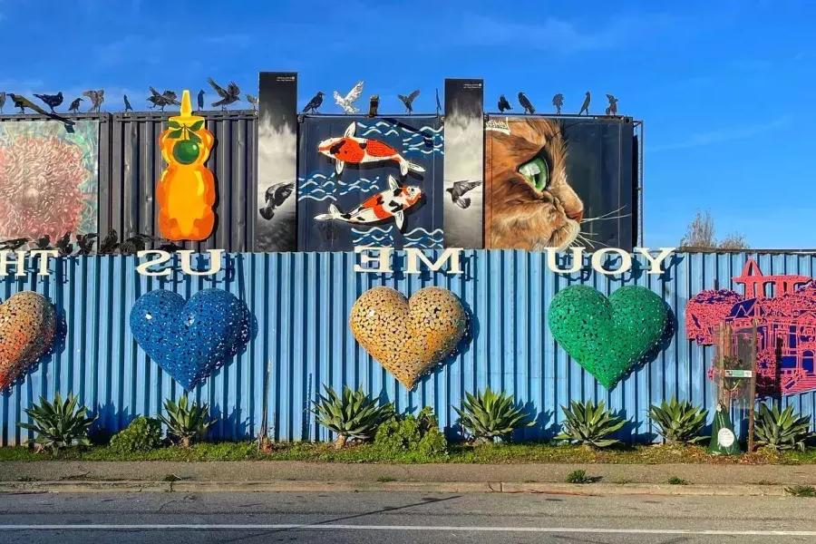 Kunstwerke und Wandgemälde im Stadtteil Bayview in San Francisco.