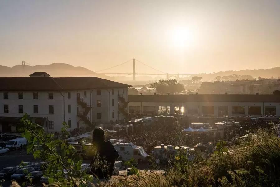 Blick auf Fort Mason und die Golden Gate Bridge bei Sonnenuntergang.