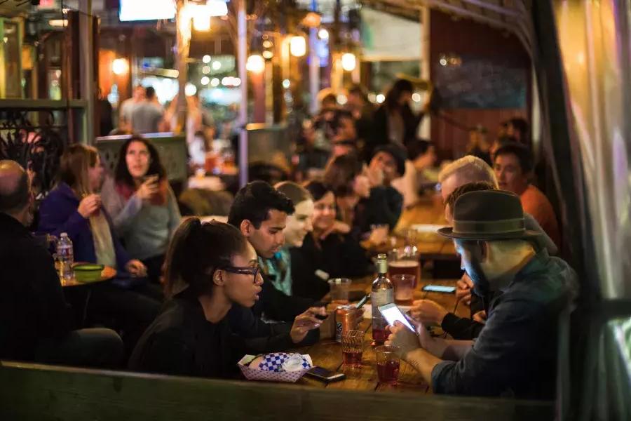 人们在SoMa拥挤的餐厅吃饭. San Francisco, California.