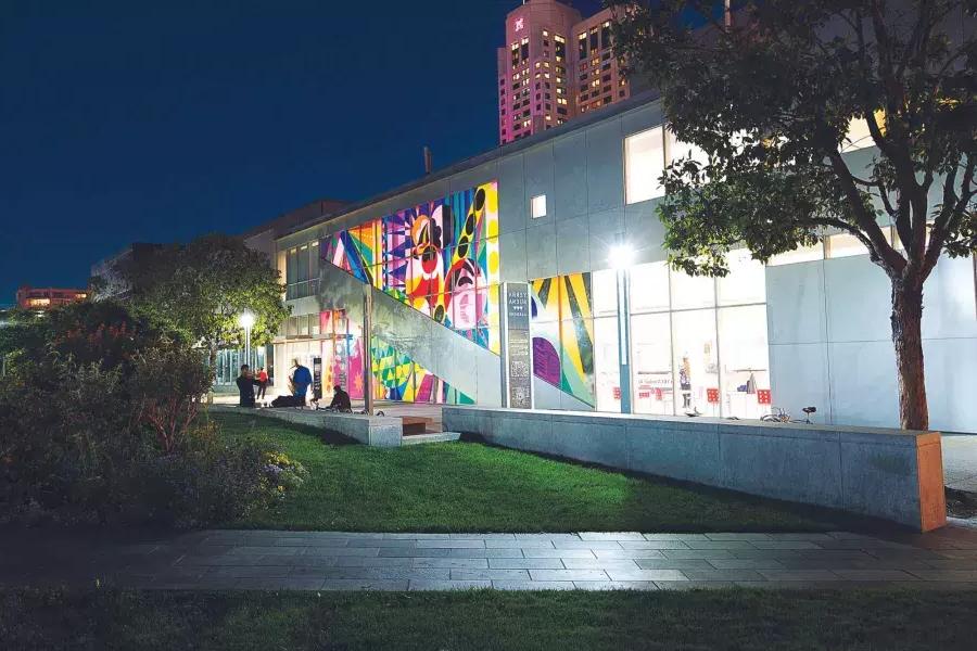 Exterior do Centro de Artes Yerba Buena à noite.