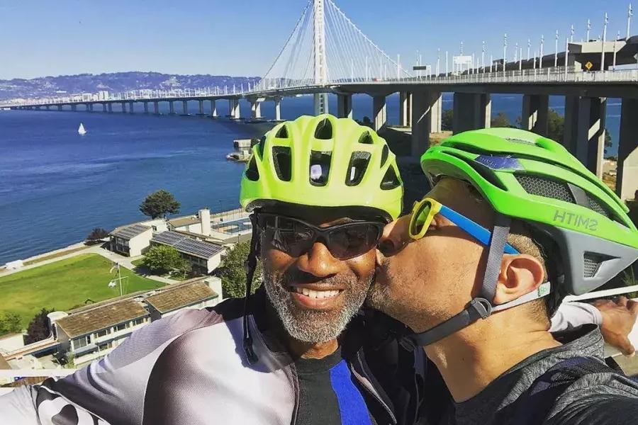 自転車カップルのキス