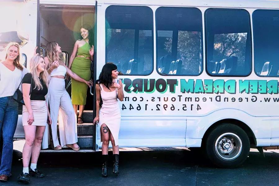 Ragazze che fanno un tour del vino http://www.tiqets.com/en/napa-valley-wine-tours-from-san-francisco-l205249/?partner=sftravel&tq_campaign=wine_wineries_landing_pag