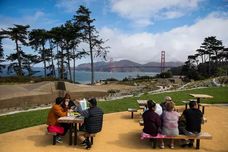 Gente che fa un picnic nel Presidio. 