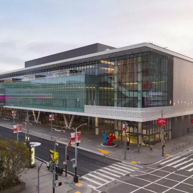 A wide shot of the glassy, modern Moscone中心 South building.