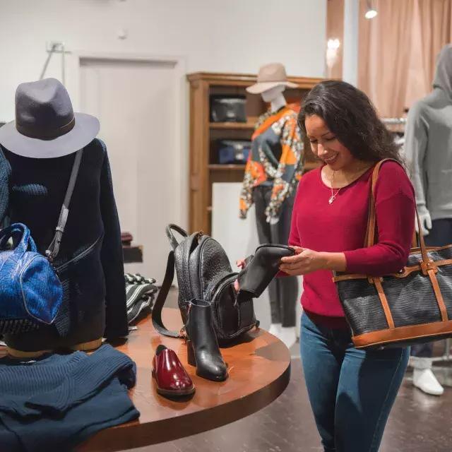 Une femme fait ses courses dans une boutique de San Francisco.