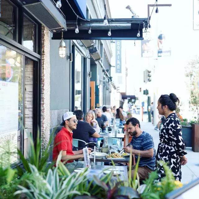 Diners enjoy a meal in San Francisco's 玛丽娜 neighborhood.